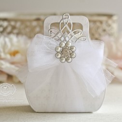 Favorably Simple Gift Bag - New Amazing Paper Grace die at Spellbinders - www.amazingpapergrace.com